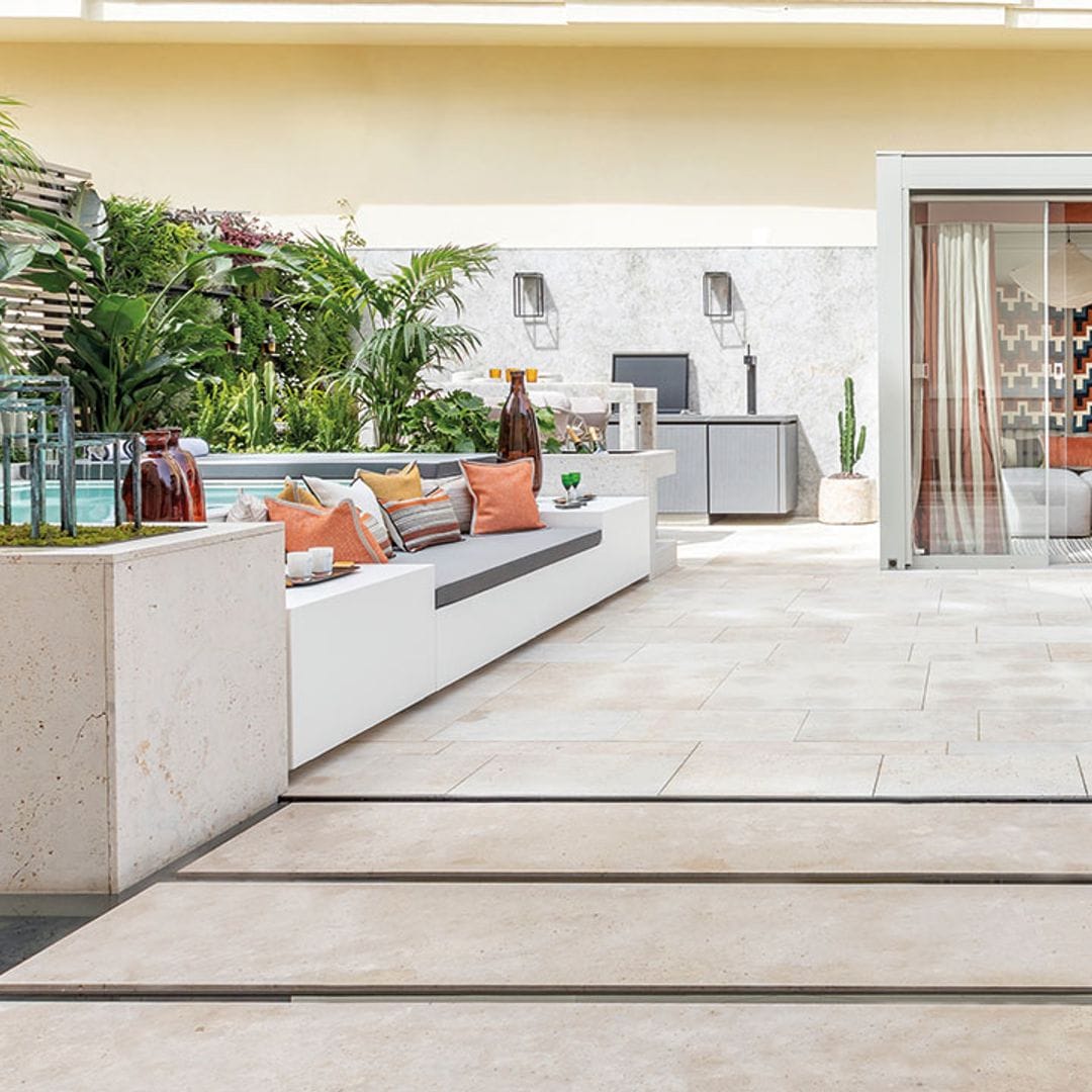 Dos espacios perfectos para el verano: jardín, piscina y pabellón para trasladar la vida al exterior