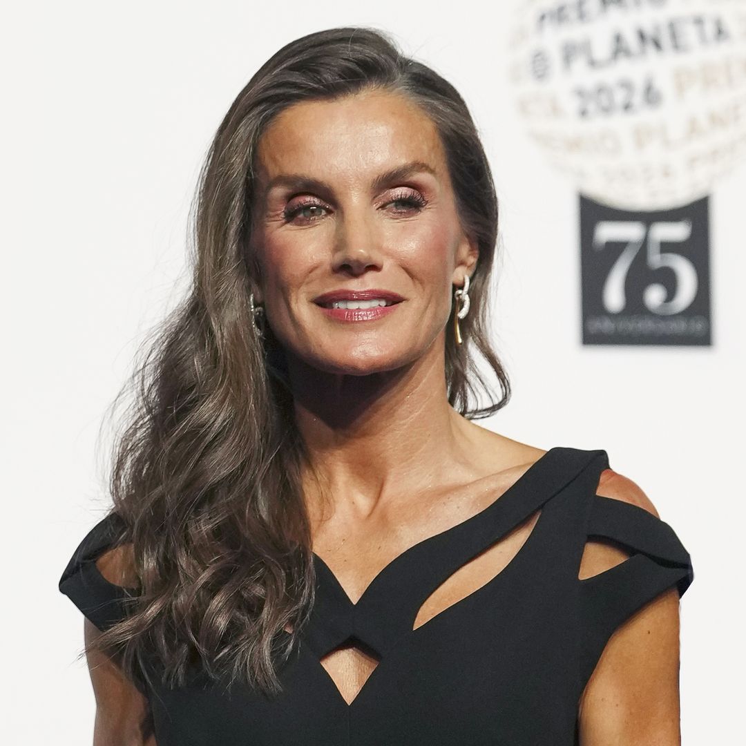 La reina Letizia, pura elegancia en Barcelona: estrena un vestido negro de silueta sirena con un original juego de aberturas en el escote