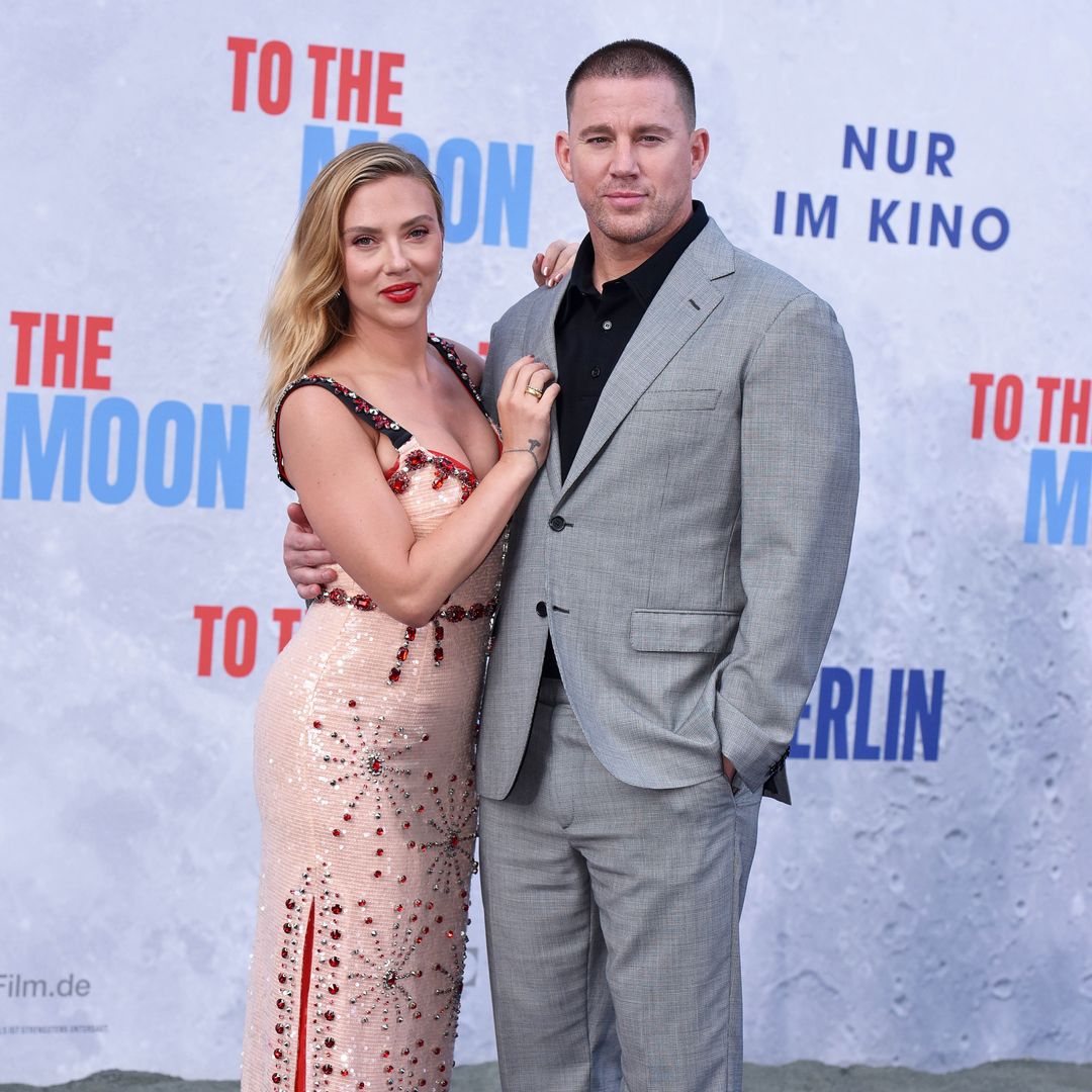 BERLÍN, ALEMANIA - 10 DE JULIO: La actriz estadounidense Scarlett Johansson y el actor estadounidense Channing Tatum asisten al estreno de "To The Moon" en el Zoo Palast el 10 de julio de 2024 en Berlín, Alemania. (Foto de Tristar Media/Getty Images)