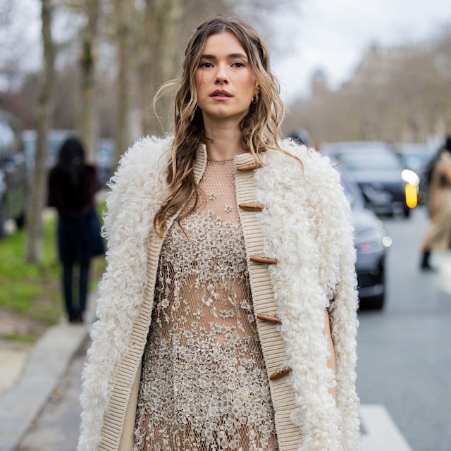 Zita d'Hauteville lleva un bolso Lady Dior color crema, un abrigo de piel sintética y un vestido, afuera de Dior durante la Semana de la Moda de París para la Alta Costura Primavera-Verano 2025, el 27 de enero de 2025 en París, Francia