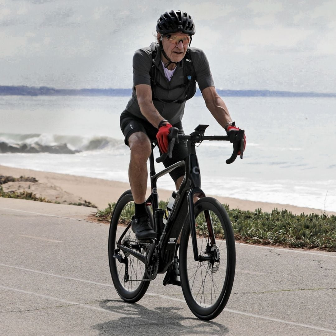 El famoso "Indiana Jones" montando en bicicleta estos días por Malibú