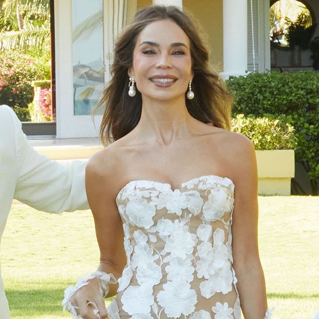 IMÁGENES EXCLUSIVAS. Los 5 vestidos de novia de Sara Zaldívar para darse el 'sí, quiero' con Gigi Sarasola en Punta Cana: transparencias, flores bordadas y lentejuelas