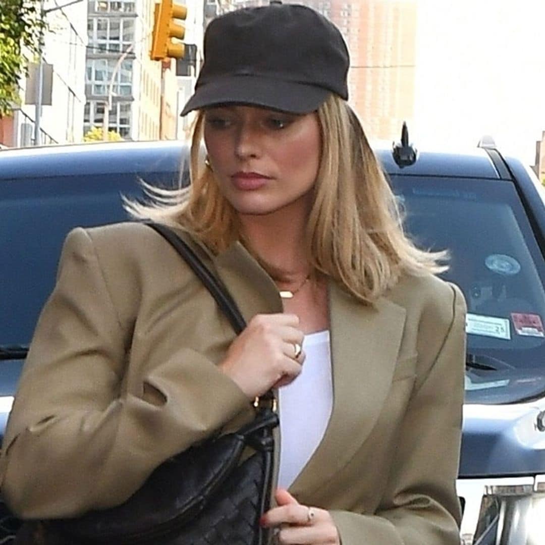Traje sastre con zapatillas: la fórmula de estilo que se apodera de Margot Robbie tras su era ‘Barbie’