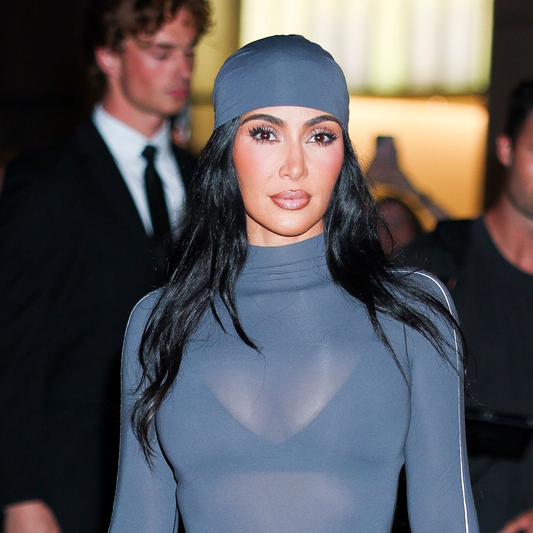 Kim Kardashian presume sus curvas en un 'bodysuit' con transparencias