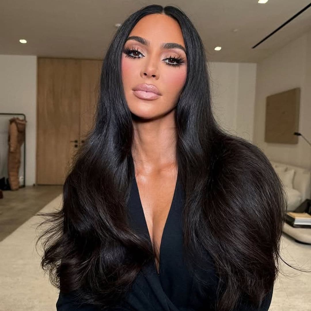 Kim Kardashian con supermelena morena y maquillaje glam