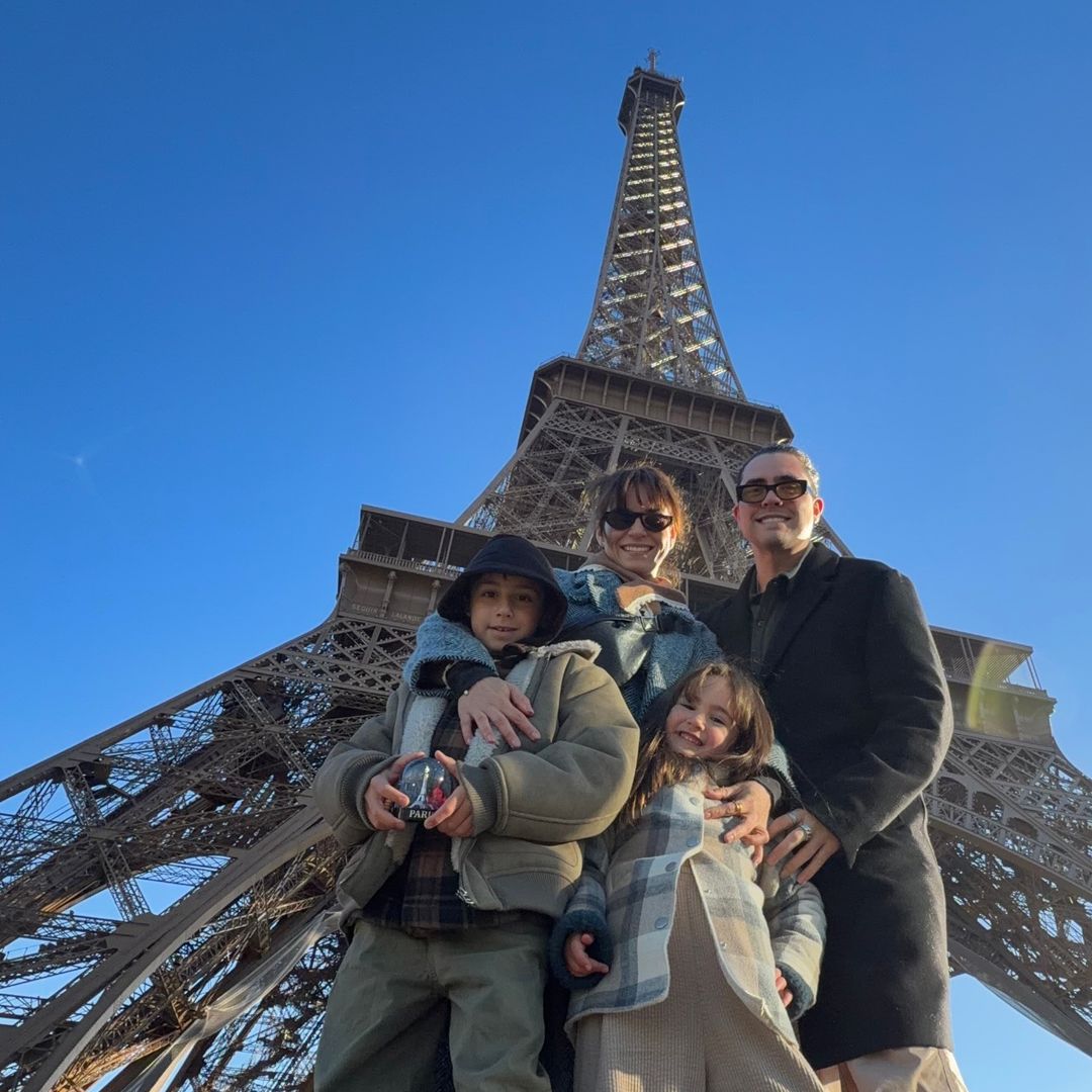 Tania Rincón llega a París con la mejor compañía: sus hijos y su novio