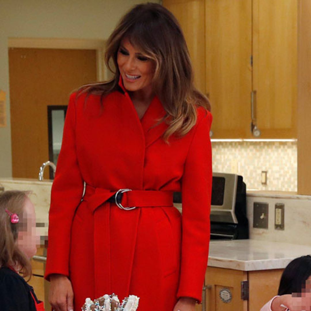 El abrigo poderoso de Melania Trump, otro look viral a debate