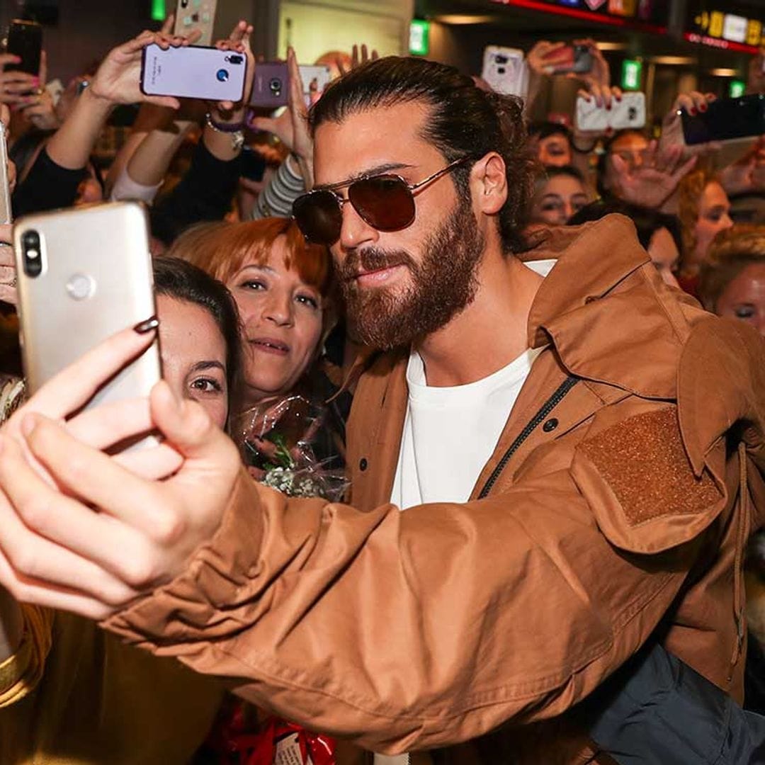 Can Yaman colapsa (literalmente) el aeropuerto de Madrid en su visita a España