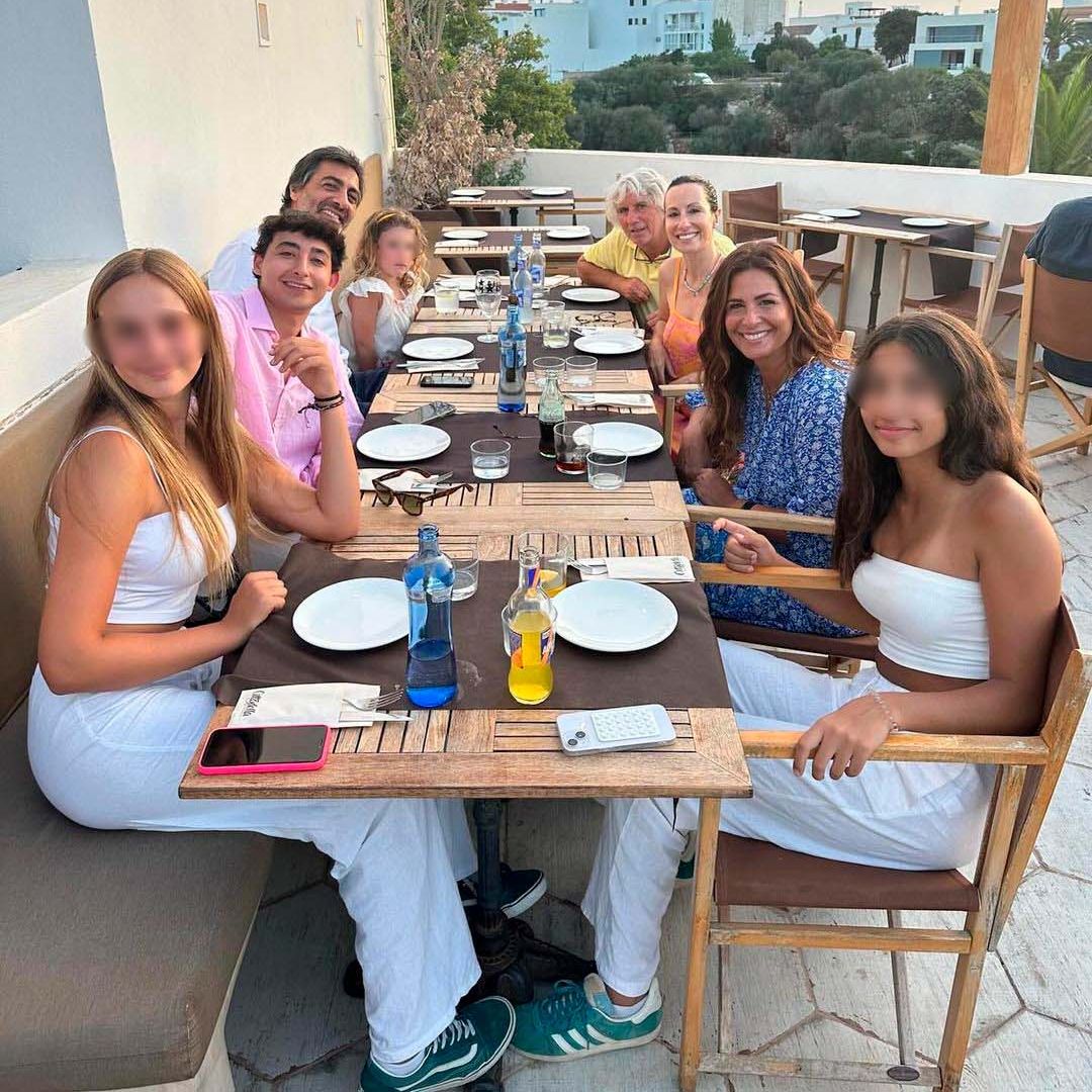 La escapada a Menorca de Nuria Roca y Juan del Val con sus hijos Olivia y Juan, que acaba de cumplir 22 años