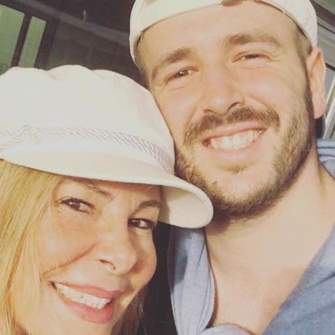 La cena de empresa de Álex Lequio es todo un éxito y su madre no puede estar más orgullosa