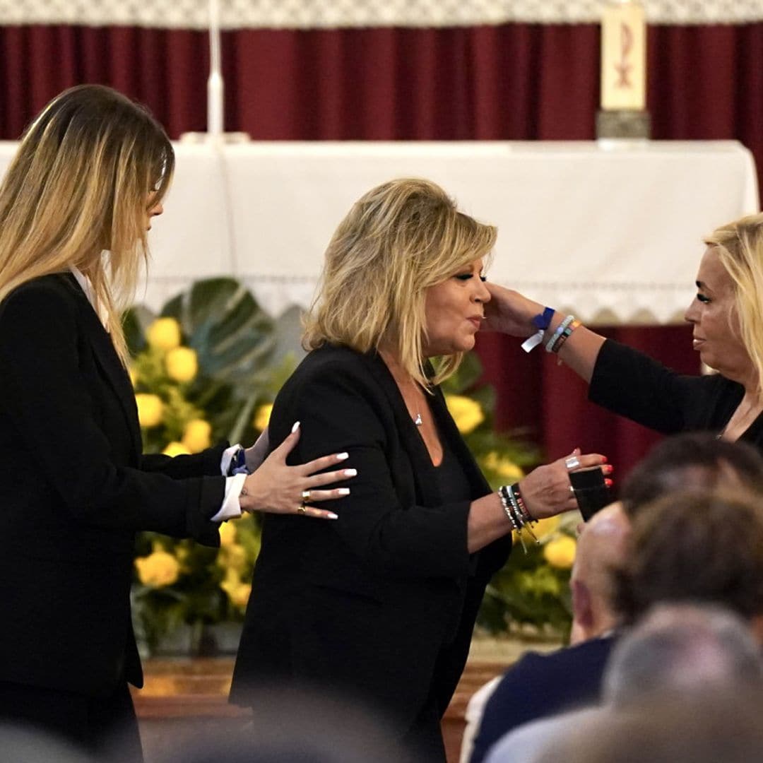 La emoción de Terelu Campos y Carmen Borrego en el multitudinario funeral de su madre en Málaga