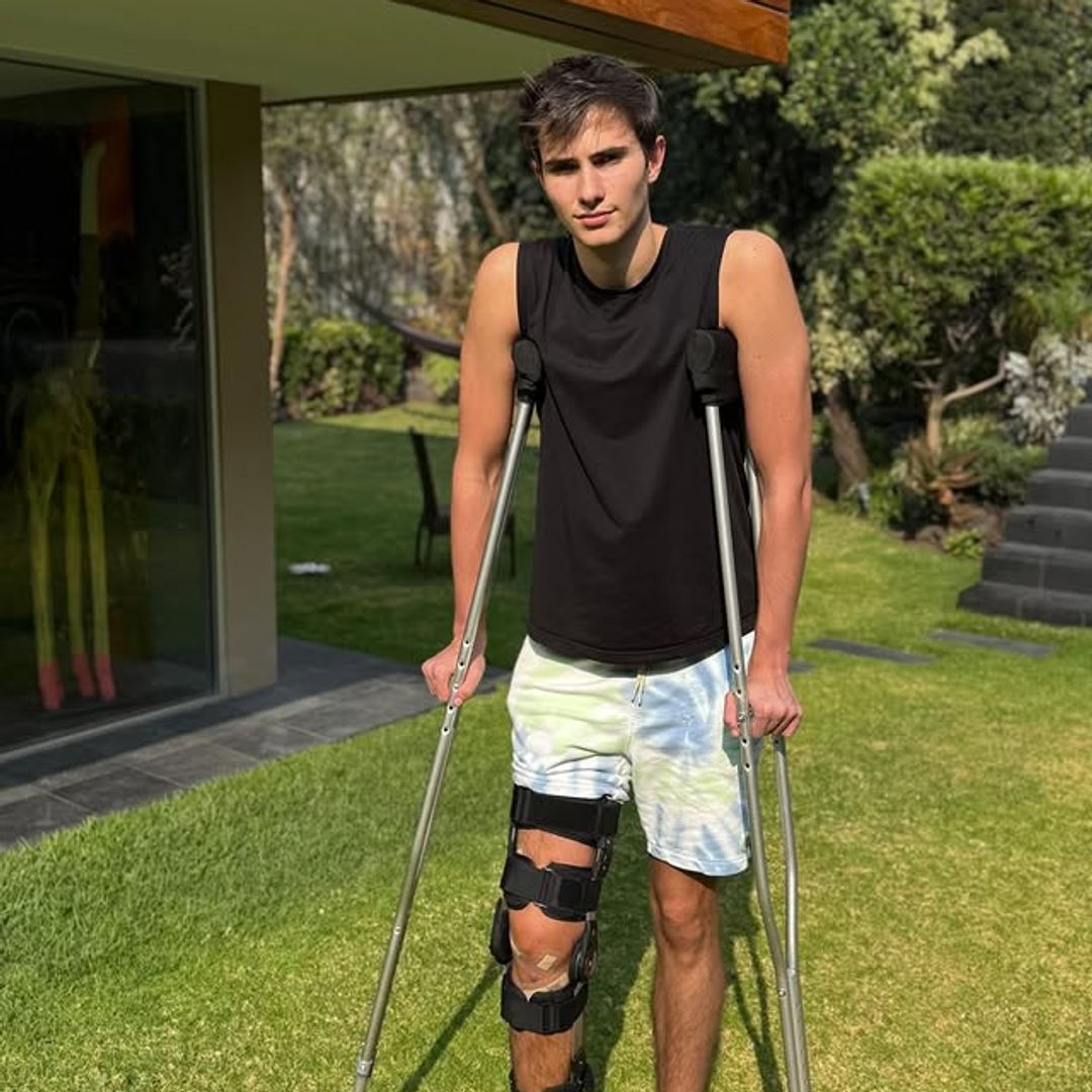 Santiago, hijo de Sebastián Rulli, reaparece con muletas tras su operación: ‘Poquito a poco’
