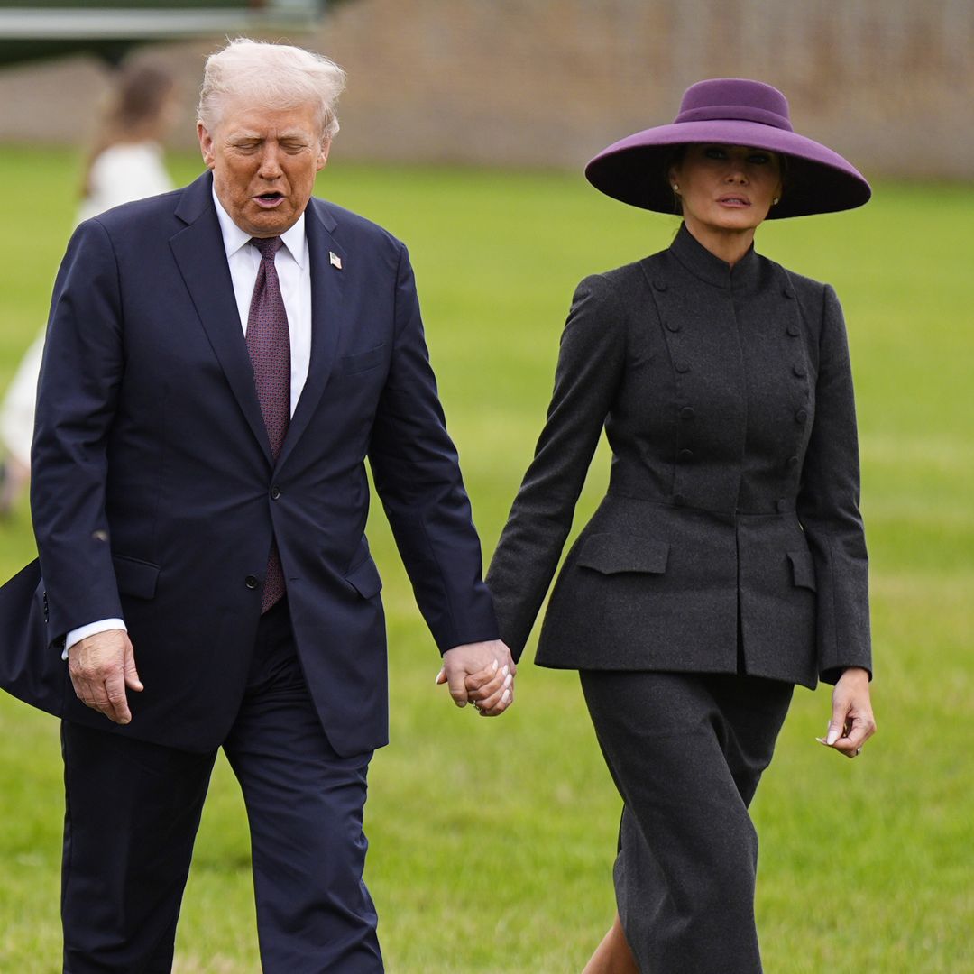 Melania Trump apuesta por un traje de Alta Costura y sombrero 'royal' en su encuentro con los Reyes de Inglaterra