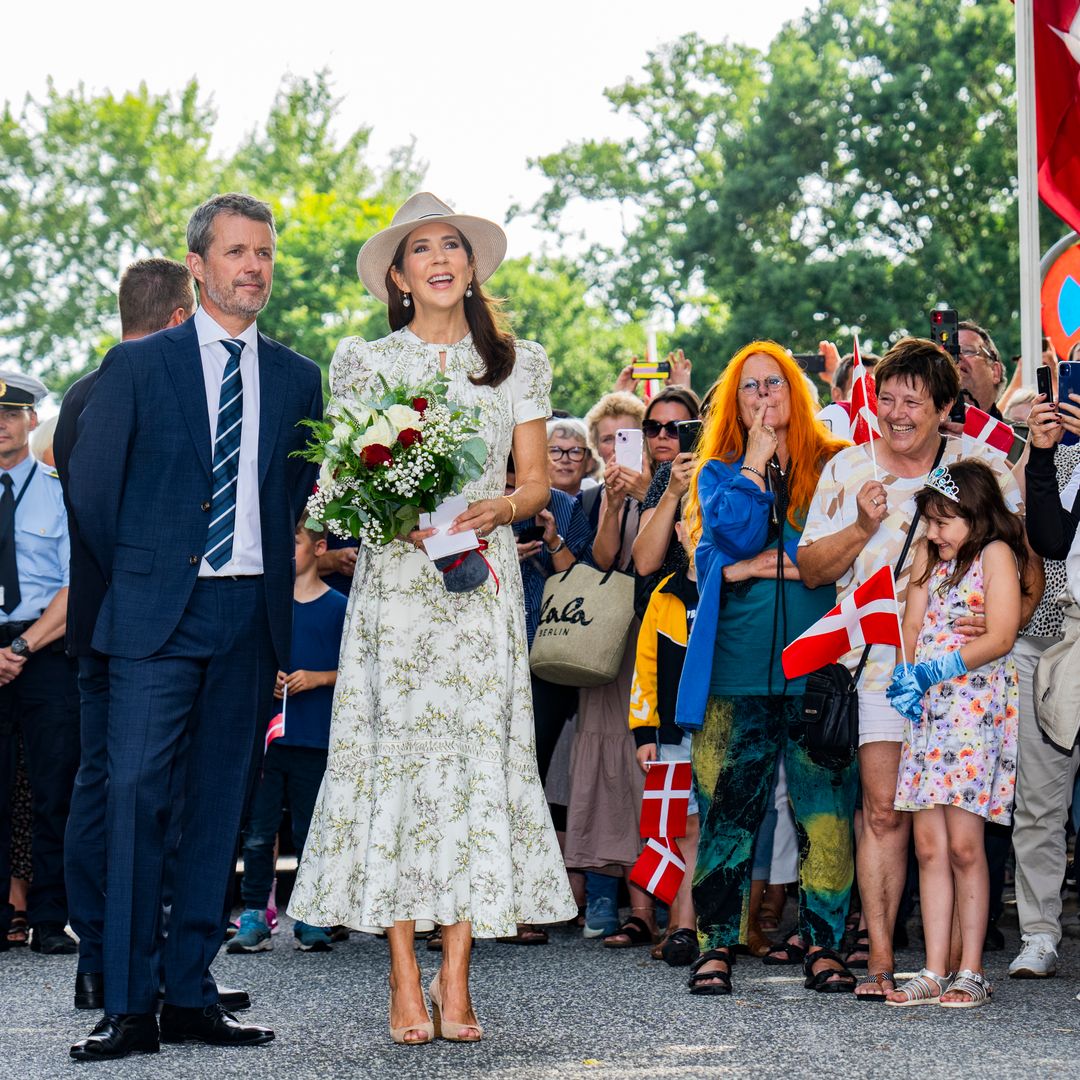 Federico y Mary de Dinamarca recibidos en Grasten, la localidad donde está su residencia de verano en Dinamarca