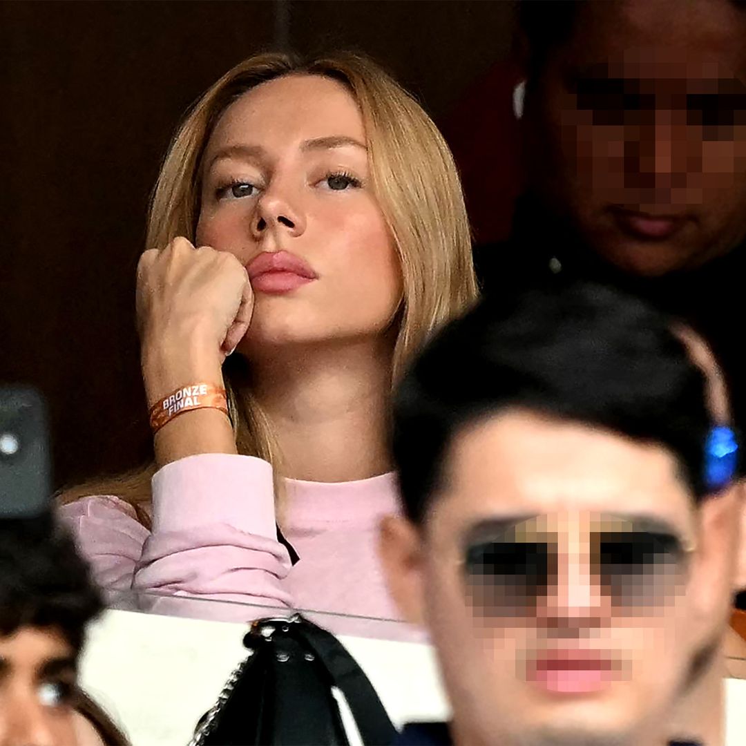 Ester Expósito acude por fin al Mundial y lo hace el último día, arropando a Kylian Mbappé tras su dolorosa derrota de despedida