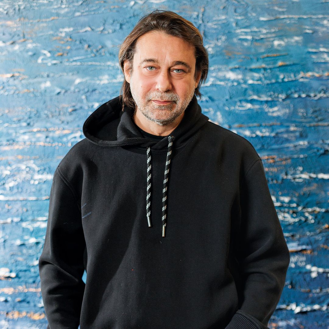 Jordi Mollà nos habla de arte, Hollywood y su regreso a la pantalla: "No tengo hijos, ni novia, ni amantes, ni esposa... ¡Porque tengo de todo!"