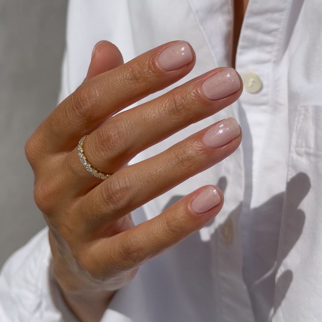 Manicura natural con brillos