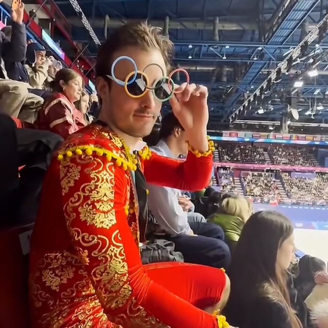 El vídeo viral del atleta olímpico vestido de torero en la grada para animar a su novia, la patinadora Sara Conti: "¡Vamos, amore!"