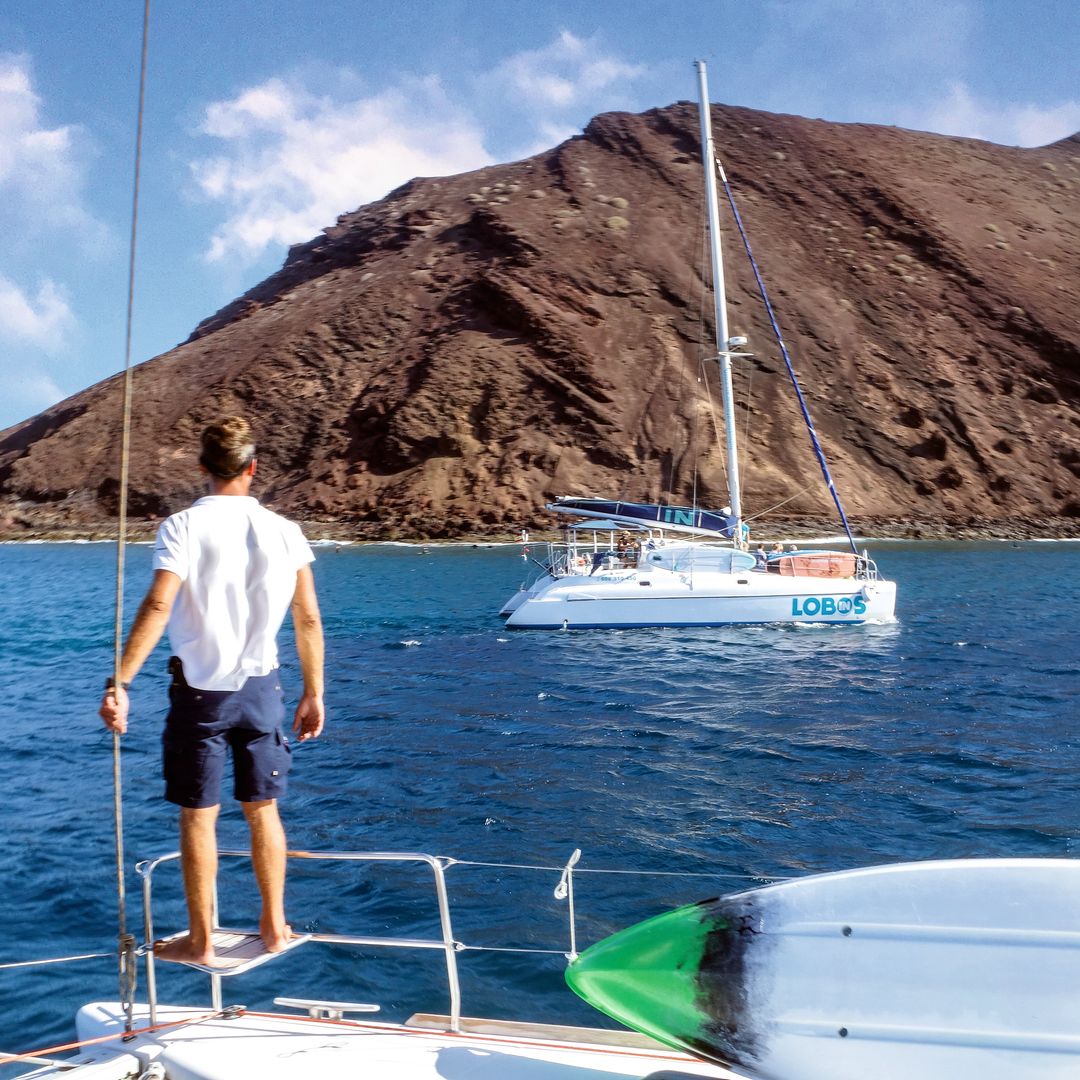 El islote secreto de Fuerteventura al que solo pueden ir 400 personas al día (y donde navegar en velero es parte del viaje)