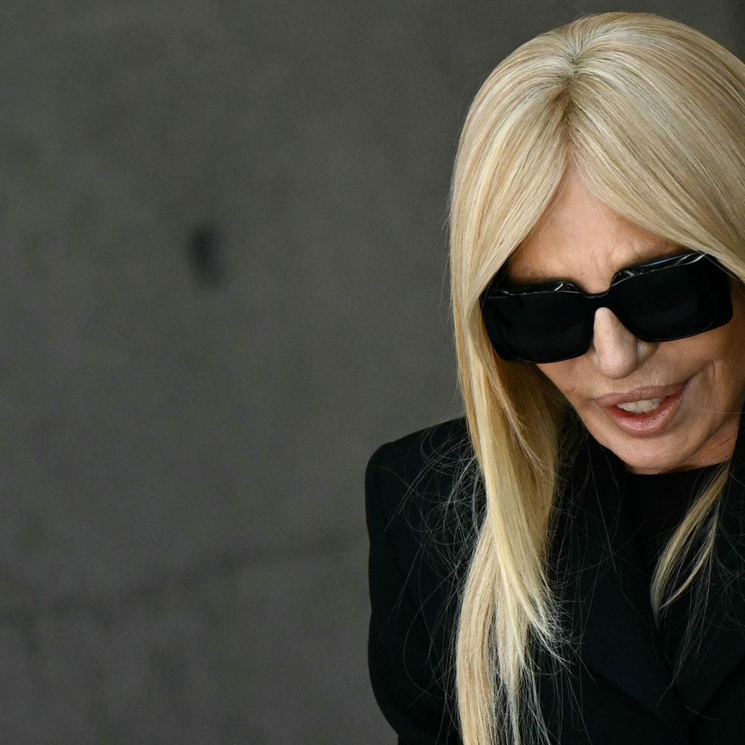De Donatella Versace a Valeria Mazza: la capilla ardiente en Milán de Giorgio Armani, el diseñador de la Italia dorada