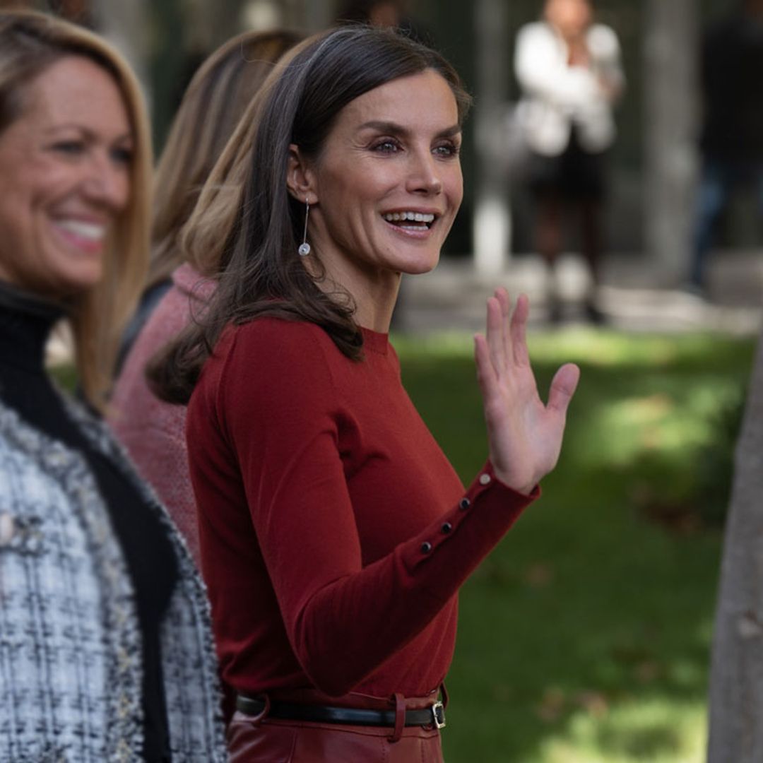 La reina Letizia estrena en Barcelona los pendientes que fichó en  Biocultura