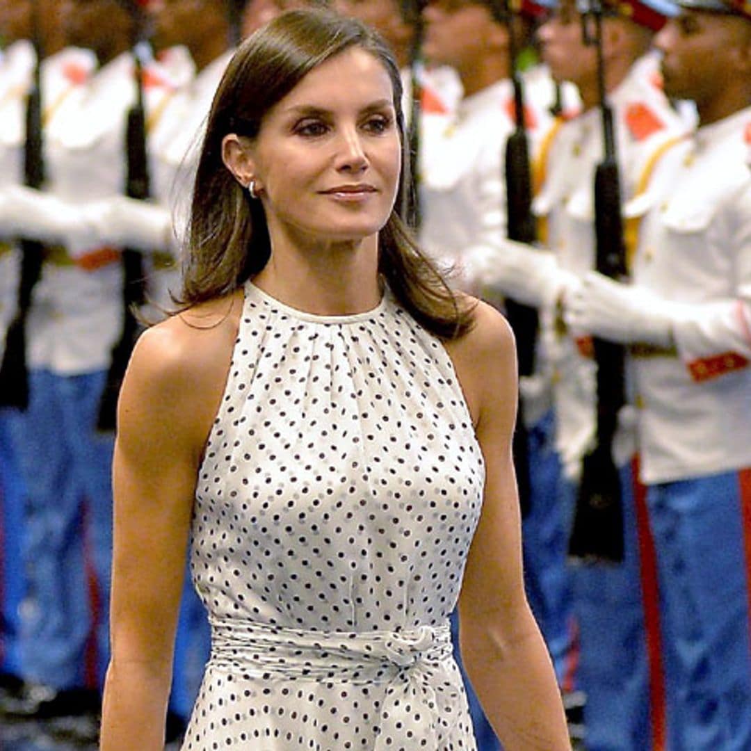 Doña Letizia recicla en Cuba su exitoso vestido de lunares '3D'