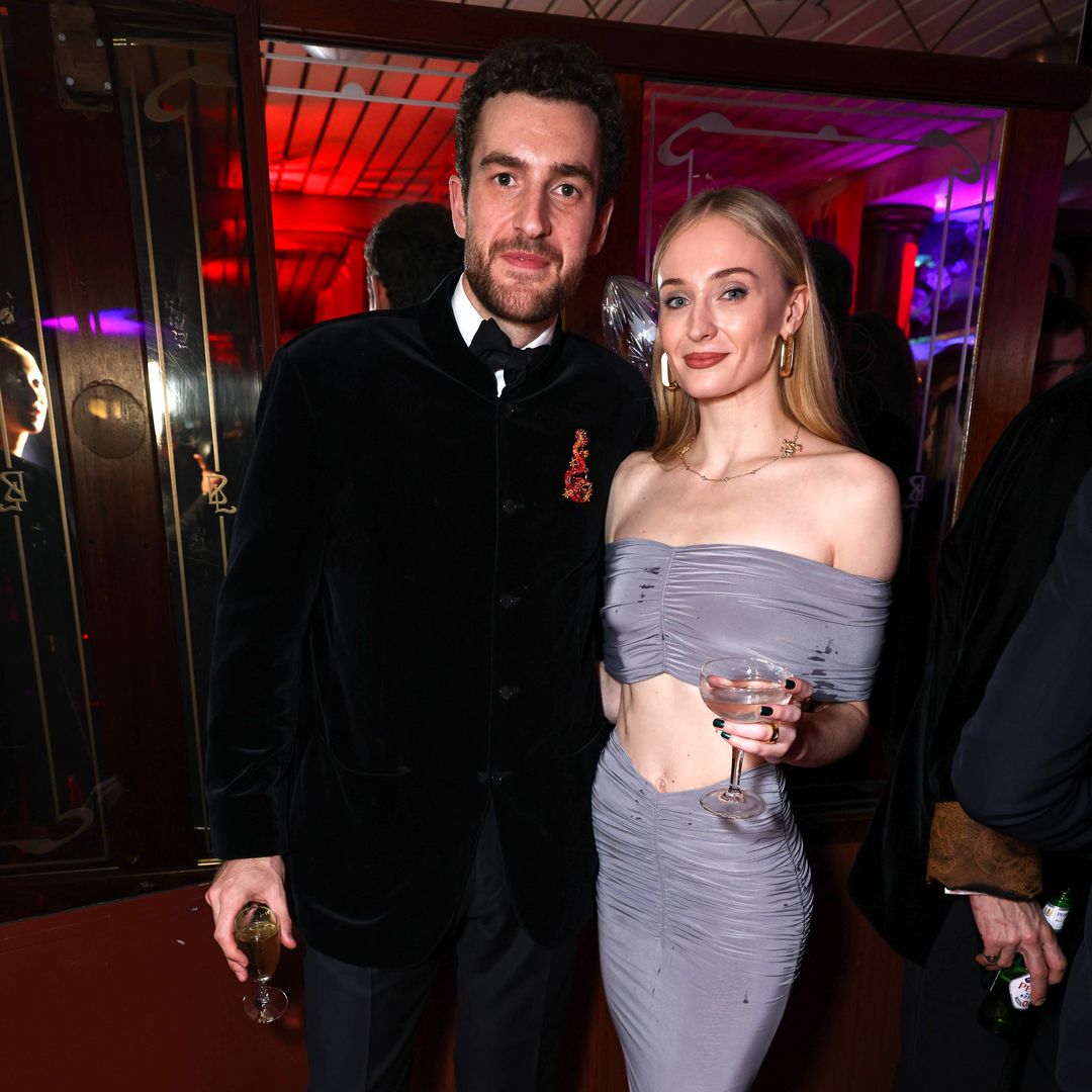 El 'Juego de Tronos' de Sophie Turner y su exnovio: ella conquista al cantante de Coldplay y él a una atractiva influencer alemana