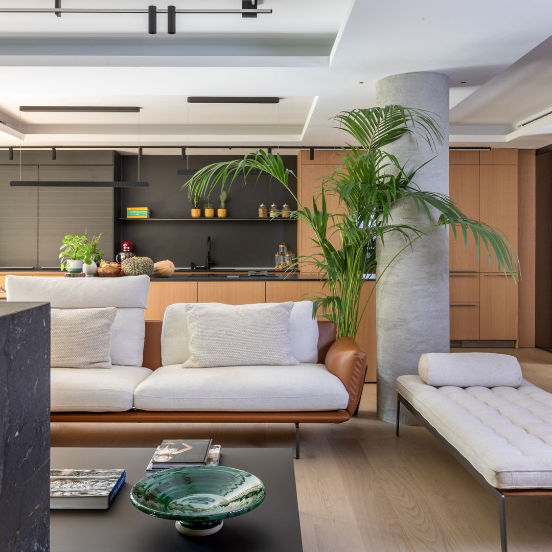 Una casa familiar en pleno Madrid que reinventa el minimalismo cálido con madera, vidrio ahumado y espacios abiertos a la naturaleza