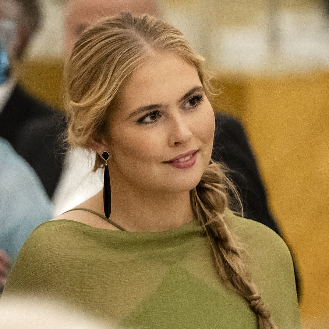 Amalia y Máxima de Holanda, dos looks de gala monocromáticos con factor sorpresa: vestido satinado de Mango, un cinturón puesto del revés y bolso de cocodrilo