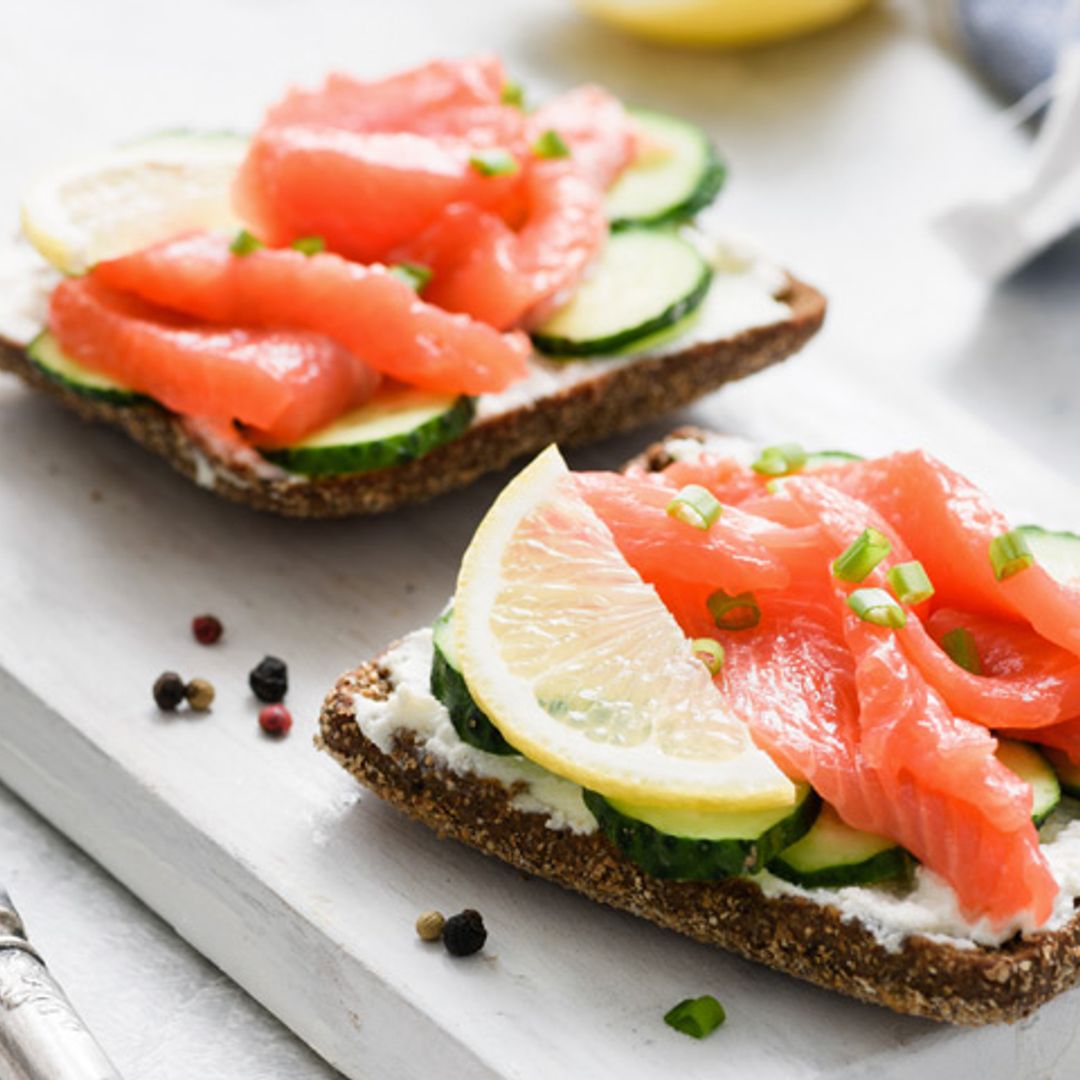 Tostadas de salmón ahumado y pepino