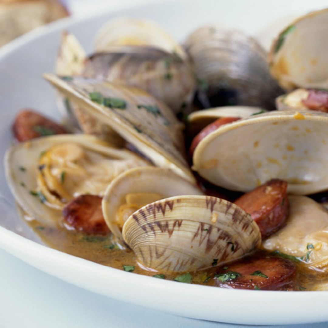 Almejas en salsa con chorizo