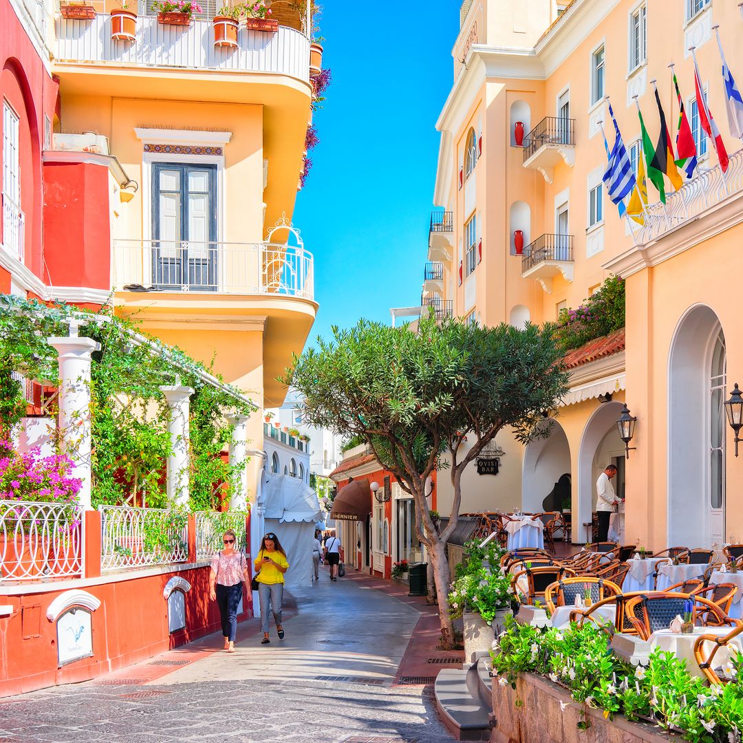 Terraza en una calle de Capri, Italia