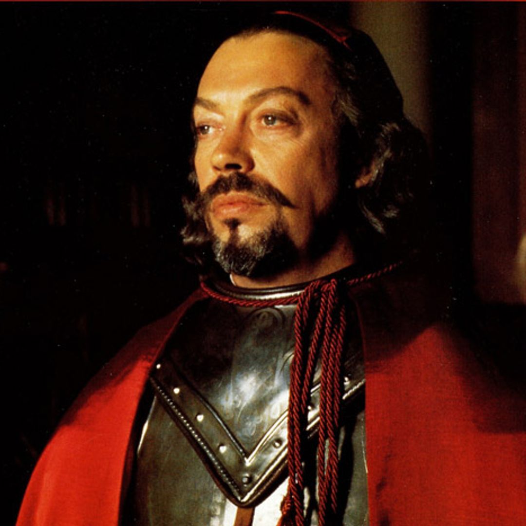 Muere el actor Tim Curry a los 80 años, el inolvidable Cardenal Richelieu en 'Los tres mosqueteros'