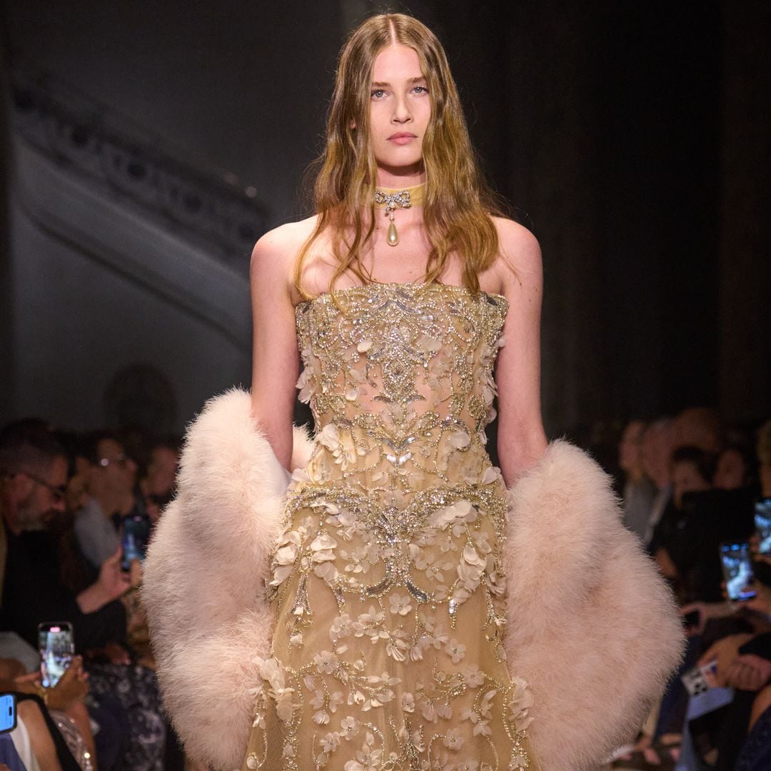 Corsés joya, capas y lazos XXL: así es la propuesta más teatral de Elie Saab