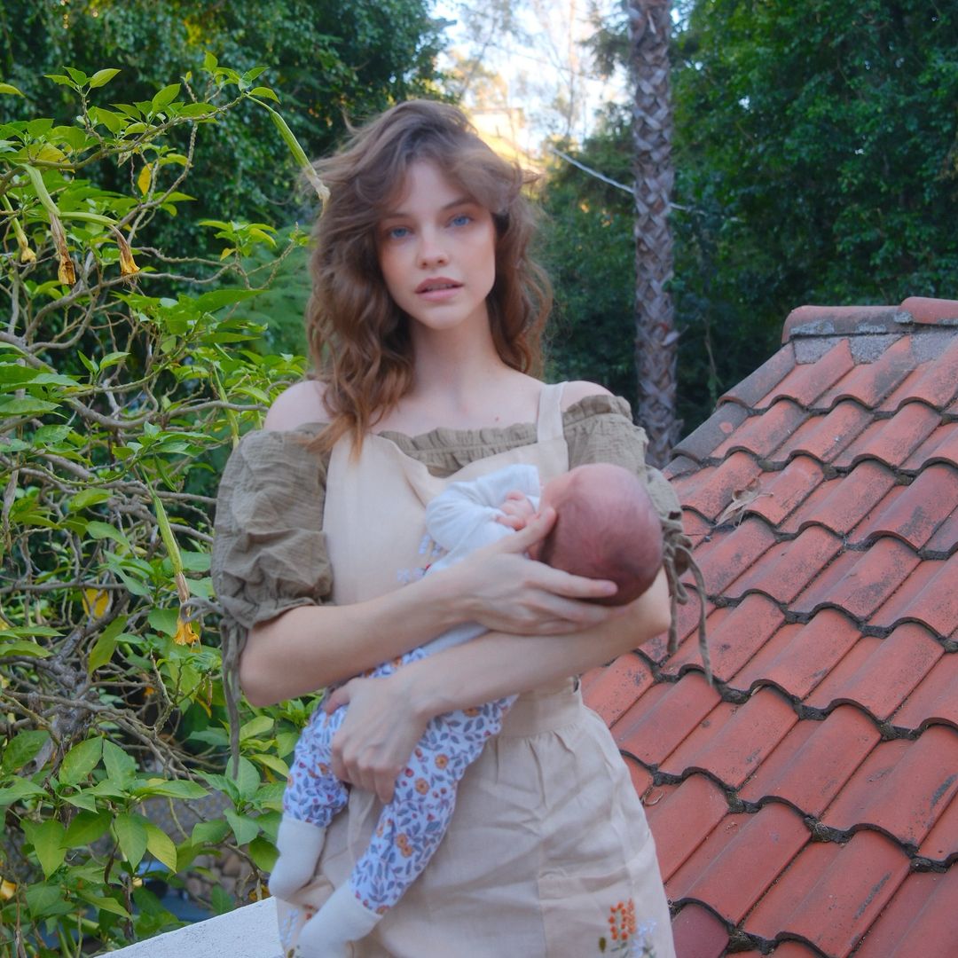 Las preciosas imágenes de Barbara Palvin con su hija un mes después de dar a luz, como unas ninfas en la Tierra Media