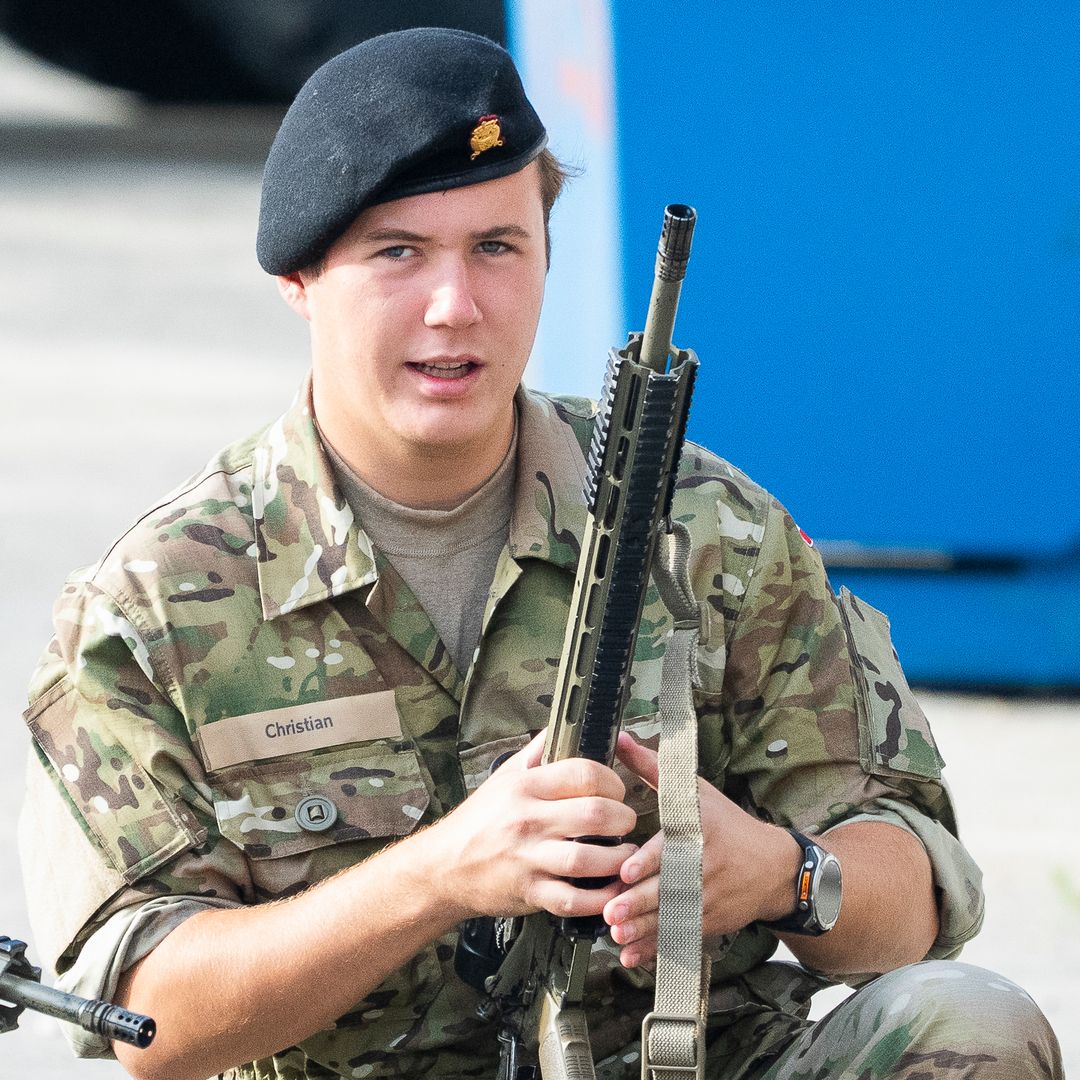 Las imágenes de Christian de Dinamarca en el Ejército tras exprimir al máximo el verano en el que se enamoró