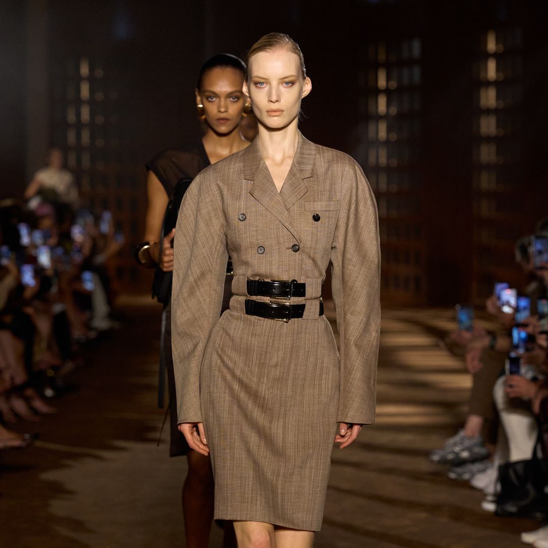 Ferragamo viaja a los años 40 para vestir a la mujer del futuro: 'cintura de avispa' y gabardina de látex
