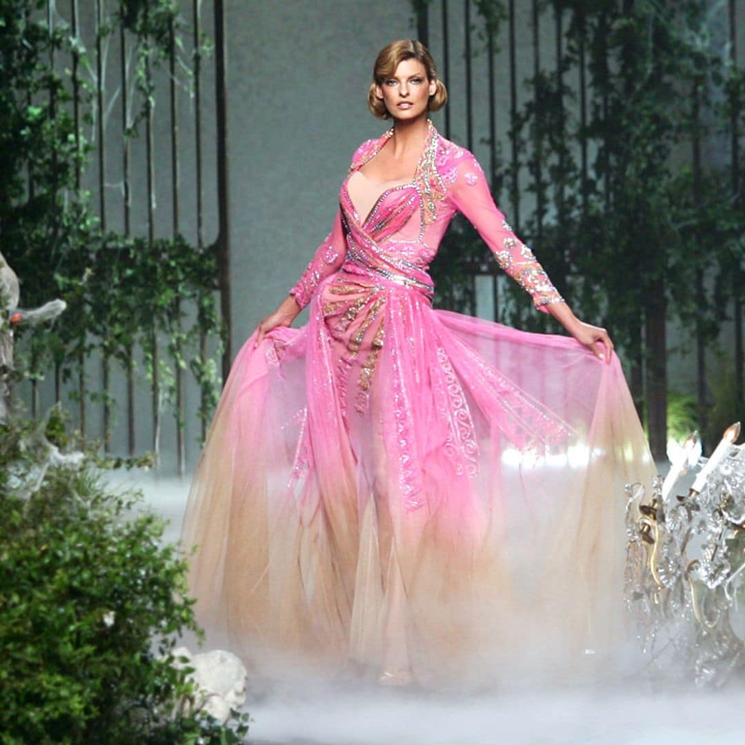 20 momentazos en la moda de Linda Evangelista, la reina de los cambios de looks