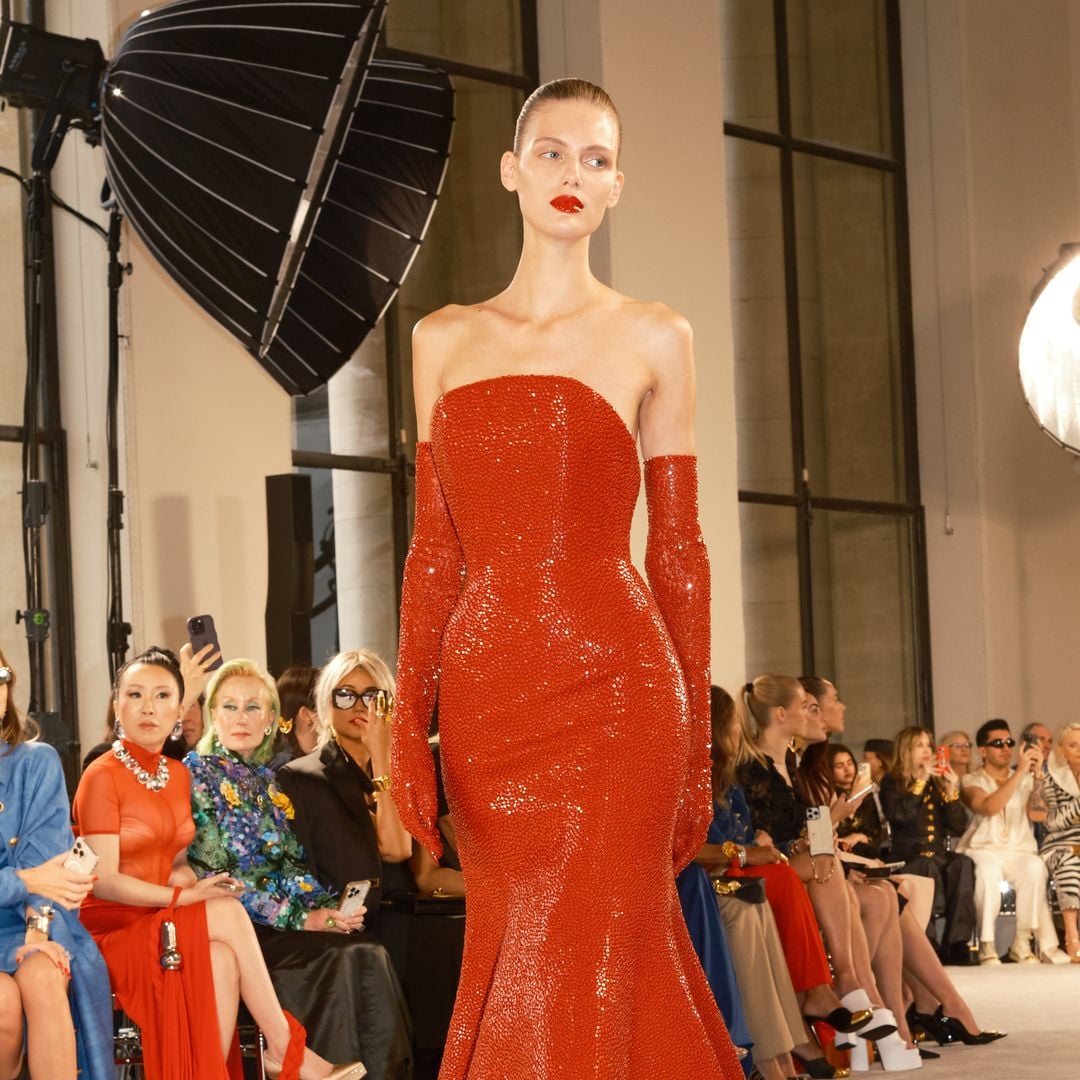Schiaparelli viaja al pasado para imaginar el futuro en su desfile de Alta Costura