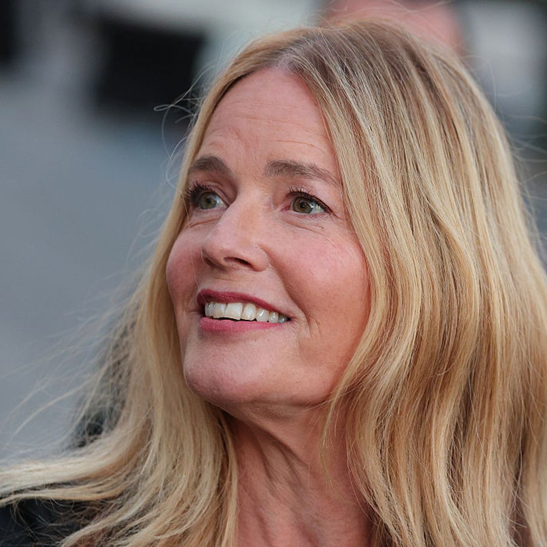 Elisabeth Shue (63) parece no haber envejecido ni un día en una de sus poquísimas apariciones en la alfombra roja, 40 años después de alcanzar la fama con 'Karate Kid'