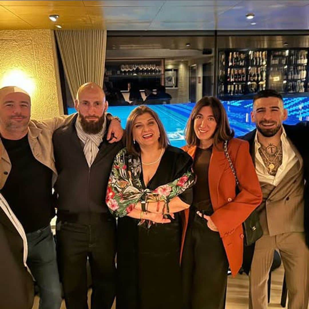 La madre de Ilia en el centro, sonriente y arropada por el afecto de su hijo