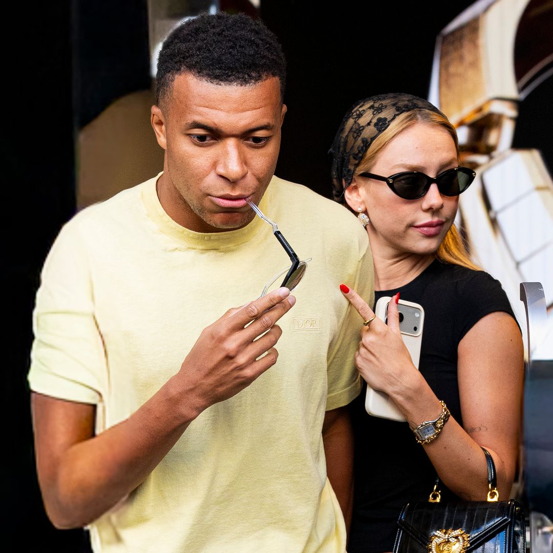 Kylian Mbappé abre el álbum de sus vacaciones con Ester Expósito y dan un gran paso en su relación