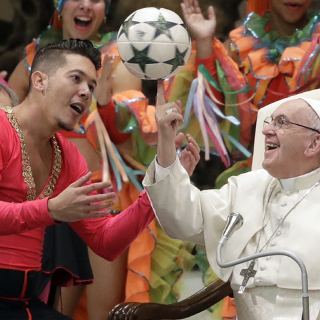 El Papa Francisco recibe al circo de Cuba... ¡y se une al espectáculo!