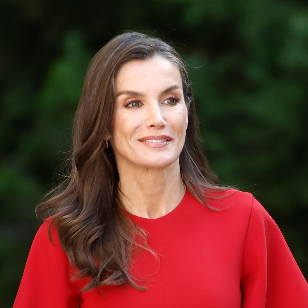 La Reina Letizia vuelve al rojo en su cita con periodistas: guiño a Leonor y un vestido español para llevar todo el año