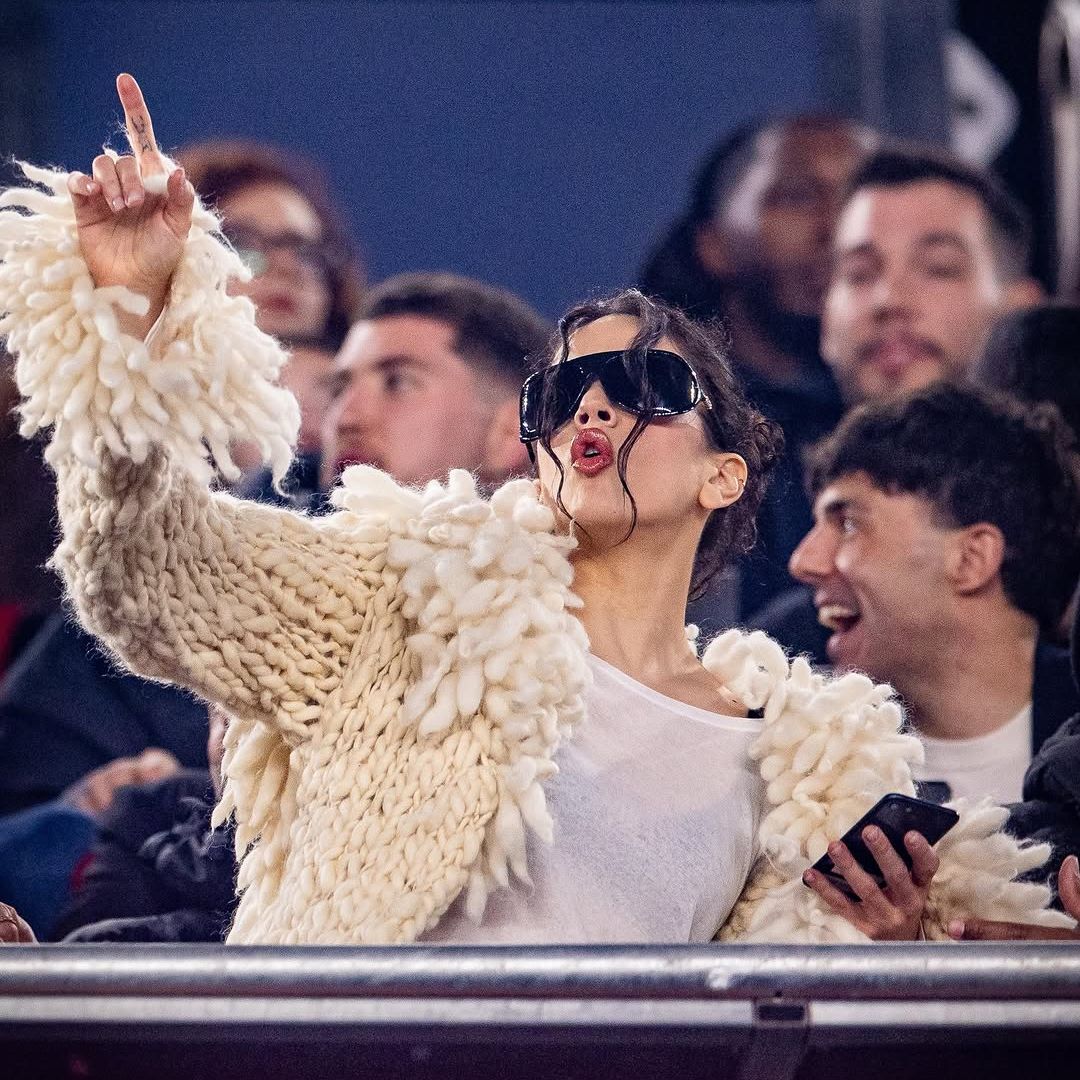 Rosalía causa sensación en el estadio del Barcelona en muy buena compañía: su look viral y el gesto que todo el mundo comenta