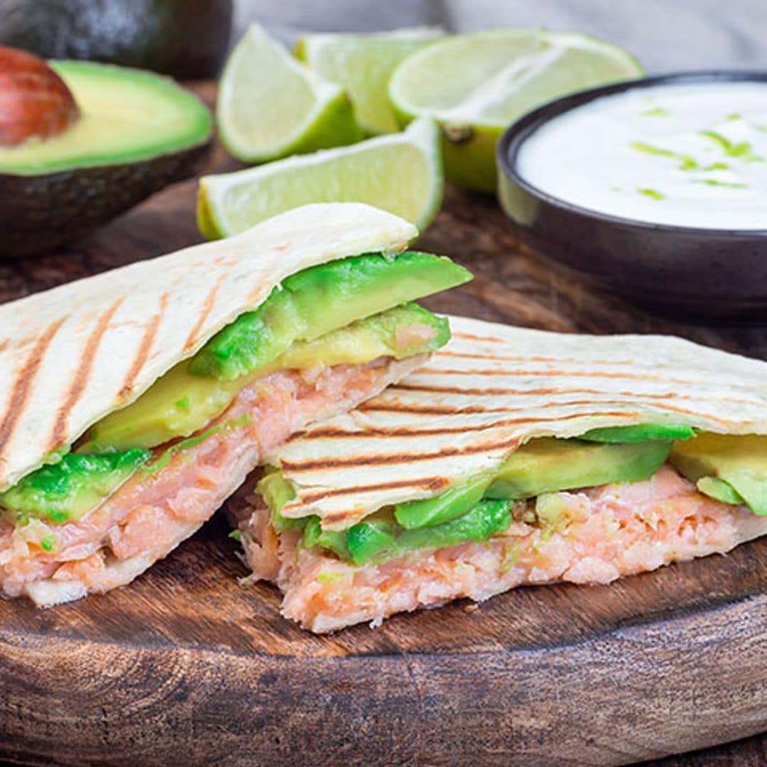Quesadillas con salmón y aguacate con aderezo de yogur y lima