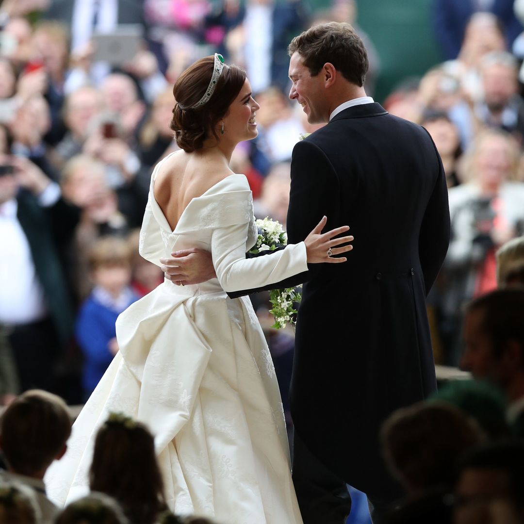 Una tiara, 15 esmeraldas y un vestido con mensaje oculto: recordamos el look de novia de Eugenia de York