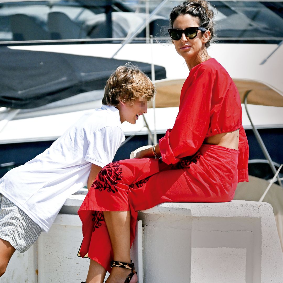 Inés Domecq convierte el pantalán en su pasarela con el 'lookazo' del verano: cropped top rojo y sandalias animal print