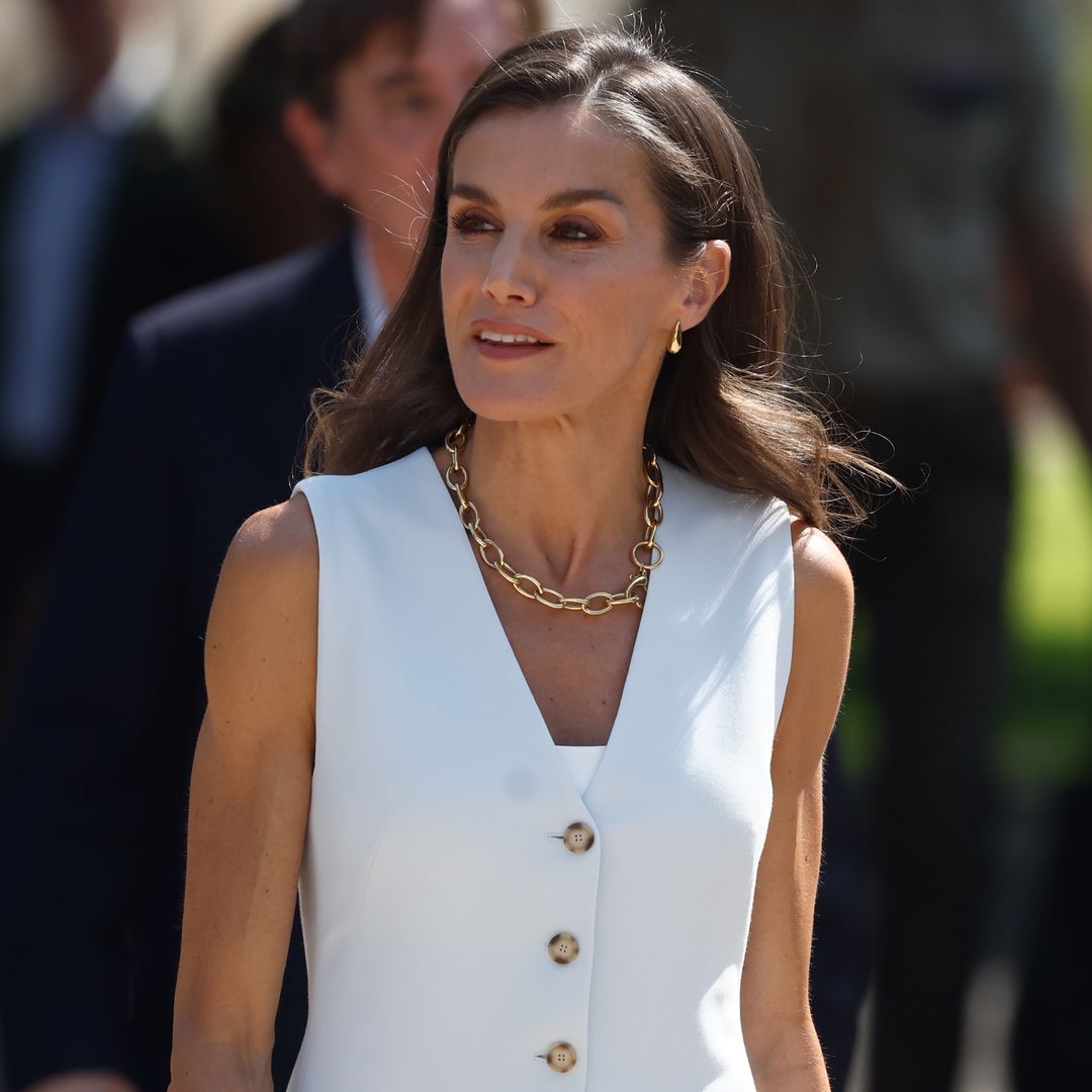 La reina Letizia triunfa en Jerez con un chaleco largo de rebajas que es perfecto para ir elegante en un día de calor