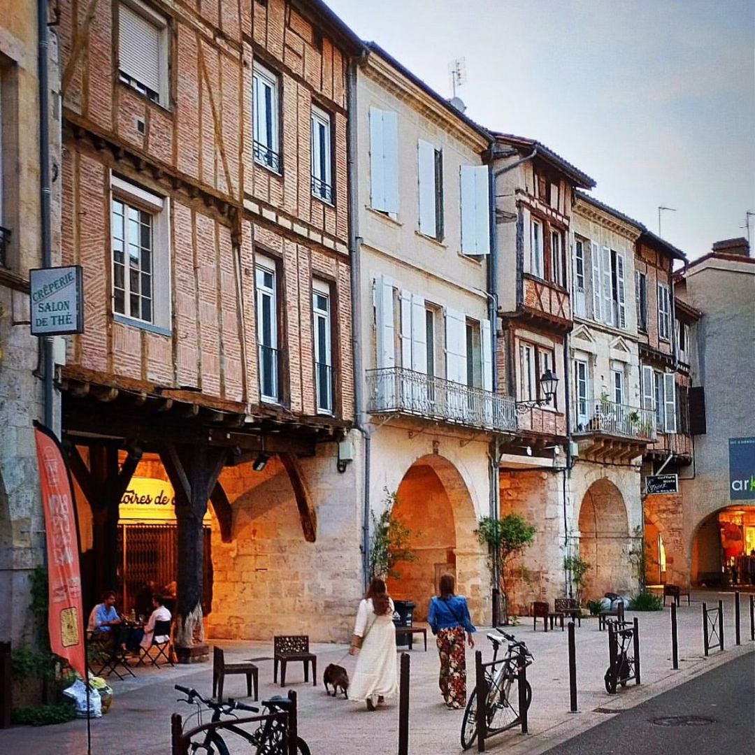 Soportales y casas con entramados de madera del centro histórico, Agen, Francia